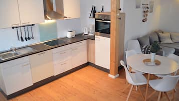 Køleskab, mikrobølgeovn, ovn, kogeplade