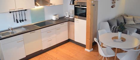 Refrigerador, microondas, horno, placa de cocina