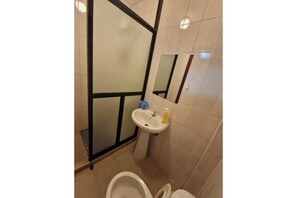 Douche, sèche-cheveux, bidet, savon