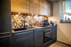 Fridge, oven, stovetop, dishwasher
