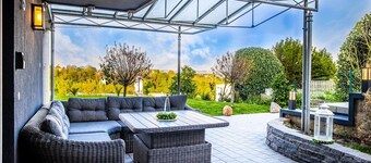 Exclusive family suite in Friedrichshafen with covered terrace and garden