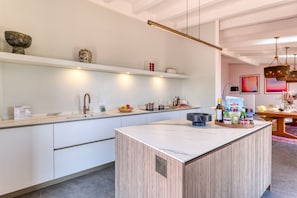 Peti sejuk, ketuhar gelombang mikro, ketuhar, dapur