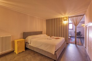 Family Villa, 4 Bedrooms, Refrigerator & Microwave (Villa Belvedere del Condor Pool And) | 4 bedrooms, laptop workspace, free WiFi, bed sheets