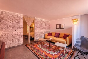 Family Villa, Multiple Bedrooms, Refrigerator & Microwave, Mountainside (Villa Belvedere Condor - L) | Ruang tamu | 21 inci sebuah televisyen pintar dengan kabel 