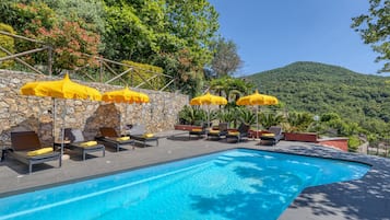 Biệt thự dành cho gia đình, nhiều phòng ngủ, tủ lạnh & lò vi sóng (Villa Belvedere Condor - L) | Hồ bơi | Hồ bơi ngoài trời phục vụ theo mùa