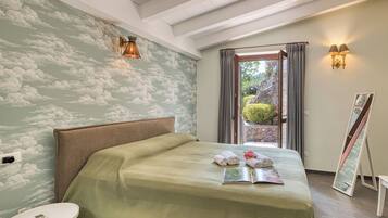 4 bedrooms, laptop workspace, free WiFi, bed sheets