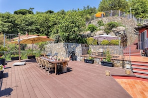 Family Villa, 4 Bedrooms, Refrigerator & Microwave, Mountainside (Villa Belvedere Condor - L) | Tempat makan luar