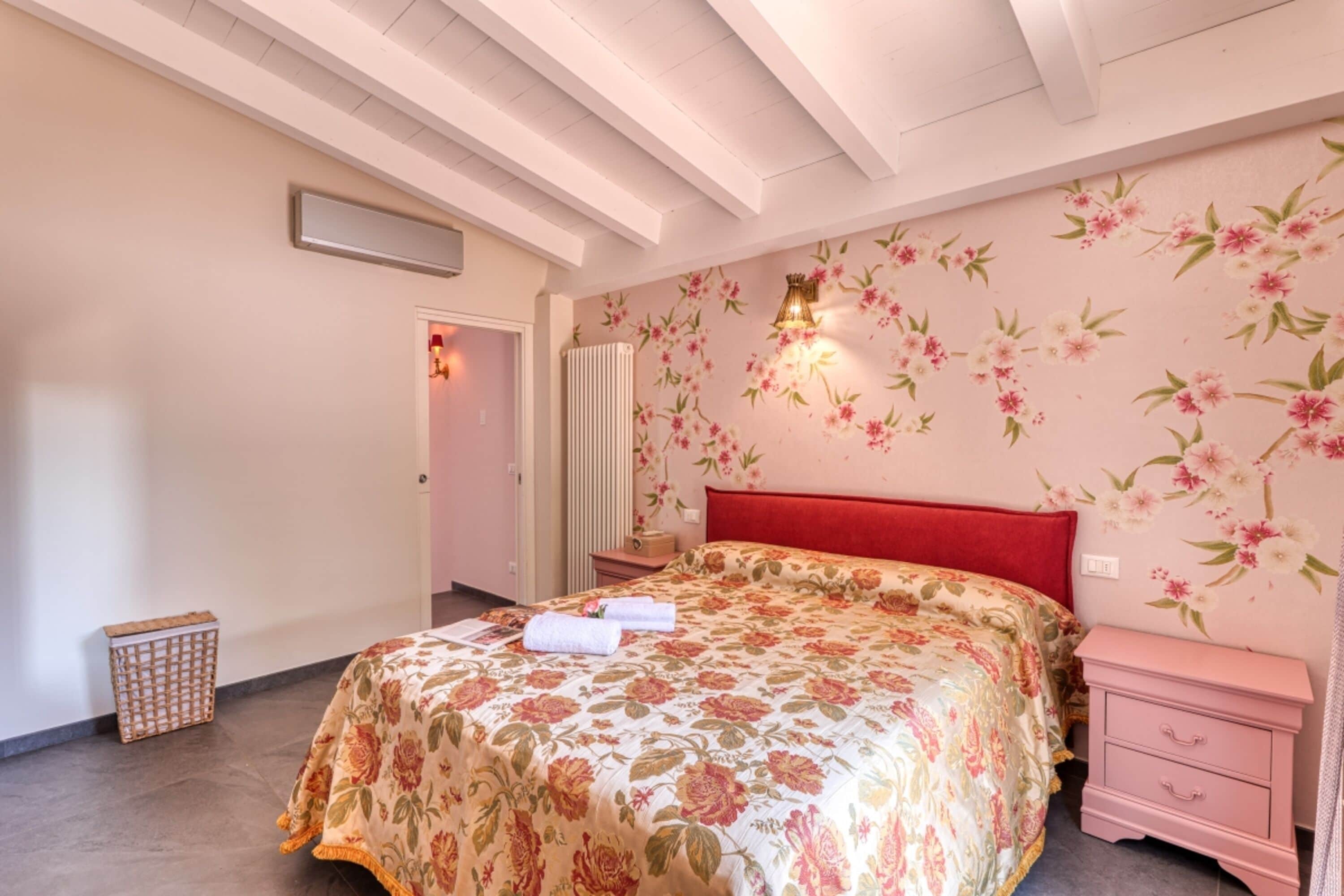 4 bedrooms, laptop workspace, free WiFi, bed sheets