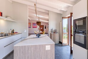 Perhehuvila, useita makuuhuoneita, jääkaappi ja mikroaaltouuni (Villa Belvedere Condor - L) | Yksityinen keittiö | Jääkaappi, mikroaaltouuni, uuni, liesi