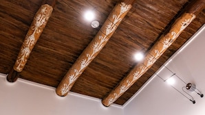 A wooden ceiling with exposed beams and recessed lighting. - Guest House Le Sei Porte   Porta di Mare (Salerno)