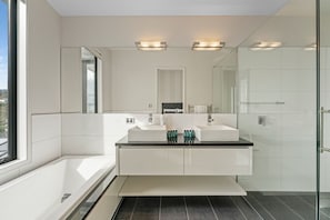 Bathroom - The Moorings Apartment 5 (Taupo)