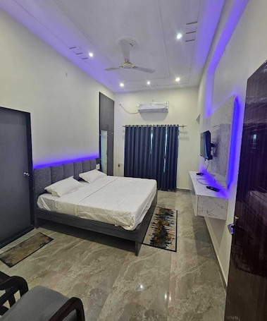 Deluxe Double Room | Free WiFi. Raghupati Raghav Raja Ram Inn