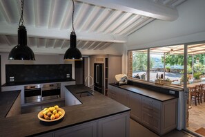 Een koelkast, een magnetron, een oven, een kookplaat