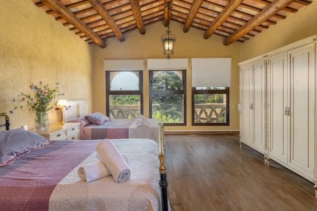 7 Schlafzimmer, Bügeleisen/Bügelbrett, WLAN, Bettwäsche. Ferienhaus 'Simon' mit Bergblick, privatem Pool und WLAN