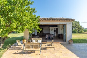 Outdoor dining - Apartment 'Simon' with Mountain View, Private Pool and Wi-Fi (San Dalmay)