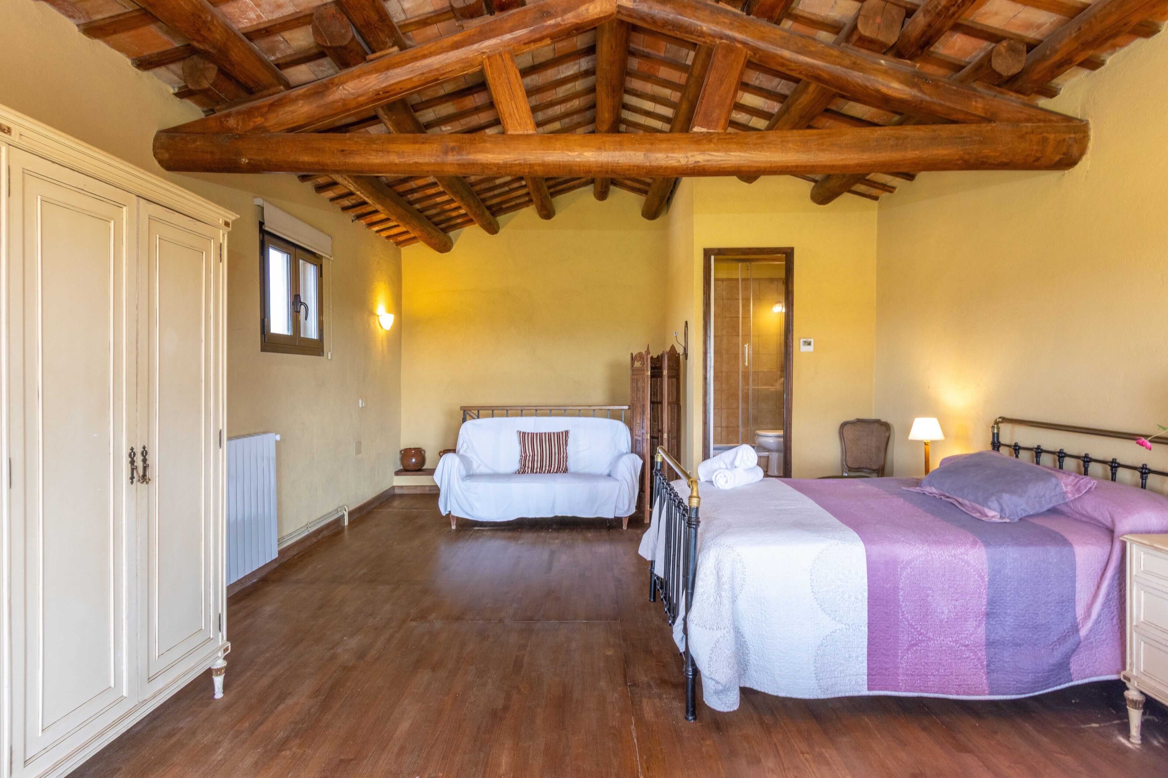 7 chambres, fer et planche à repasser, Wi-Fi, draps fournis