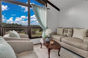 Smart TV - Sunset Haven is a Lovely Family Home in Marion (Marion)