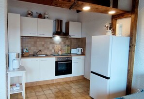 Een koelkast, een oven, een kookplaat, een koffiezetapparaat/waterkoker