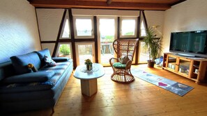 TV - Holiday Apartment 'Uschi' with Pool, Shared Garden and Wi-Fi (Welschneudorf)
