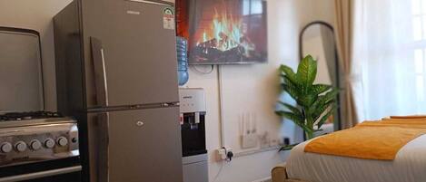 Réfrigérateur, micro-ondes, plaque de cuisson