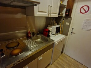 Kühlschrank, Geschirrspüler, Wasserkocher mit Kaffee-/Teezubehör