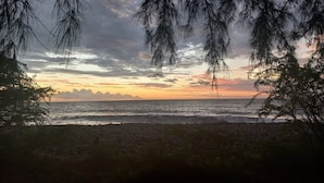 A beach with a view of the ocean and a sunset. - Comfortable apartment with terrace near Saint-Denis (La Possession)