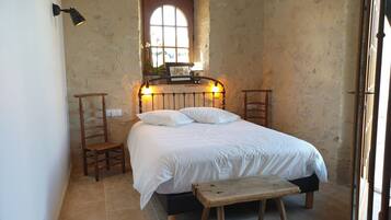 1 bedroom, bed sheets