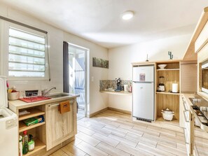 Kylskåp, mikrovågsugn och ugn