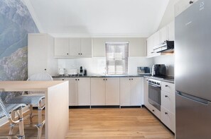 Micro-ondes, four, plaque de cuisson