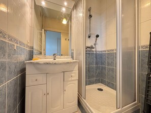 Bathroom - Studio sea view and balcony, 10th floor (Les Sables-d'Olonne)