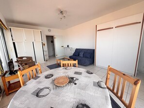 TV - Studio sea view and balcony, 10th floor (Les Sables-d'Olonne)