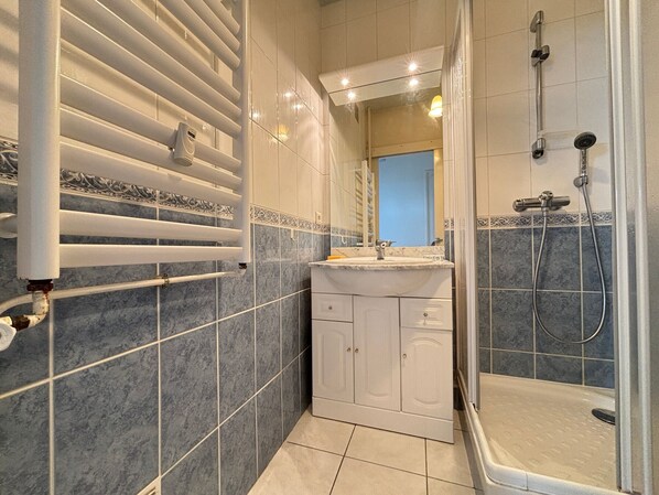 Bathroom - Studio sea view and balcony, 10th floor (Les Sables-d'Olonne)