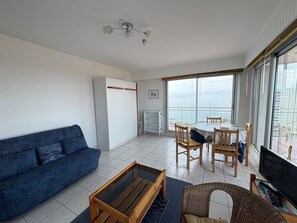 TV - Studio sea view and balcony, 10th floor (Les Sables-d'Olonne)