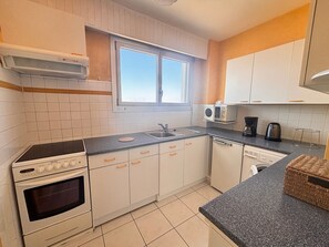 Fridge, microwave, oven, stovetop - Studio sea view and balcony, 10th floor (Les Sables-d'Olonne)