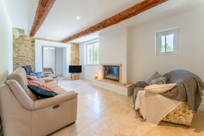 TV, fireplace, ping pong - Apartment 'La Velle' with Private Terrace, Private Garden, and Wi-Fi (Mornas)