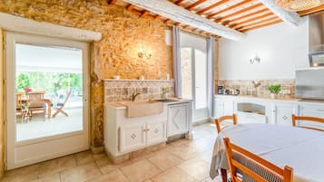 Køleskab, mikrobølgeovn, ovn, kogeplade