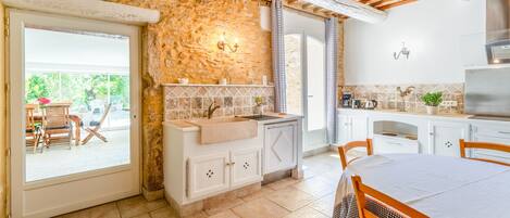 雪櫃、微波爐、焗爐、爐具