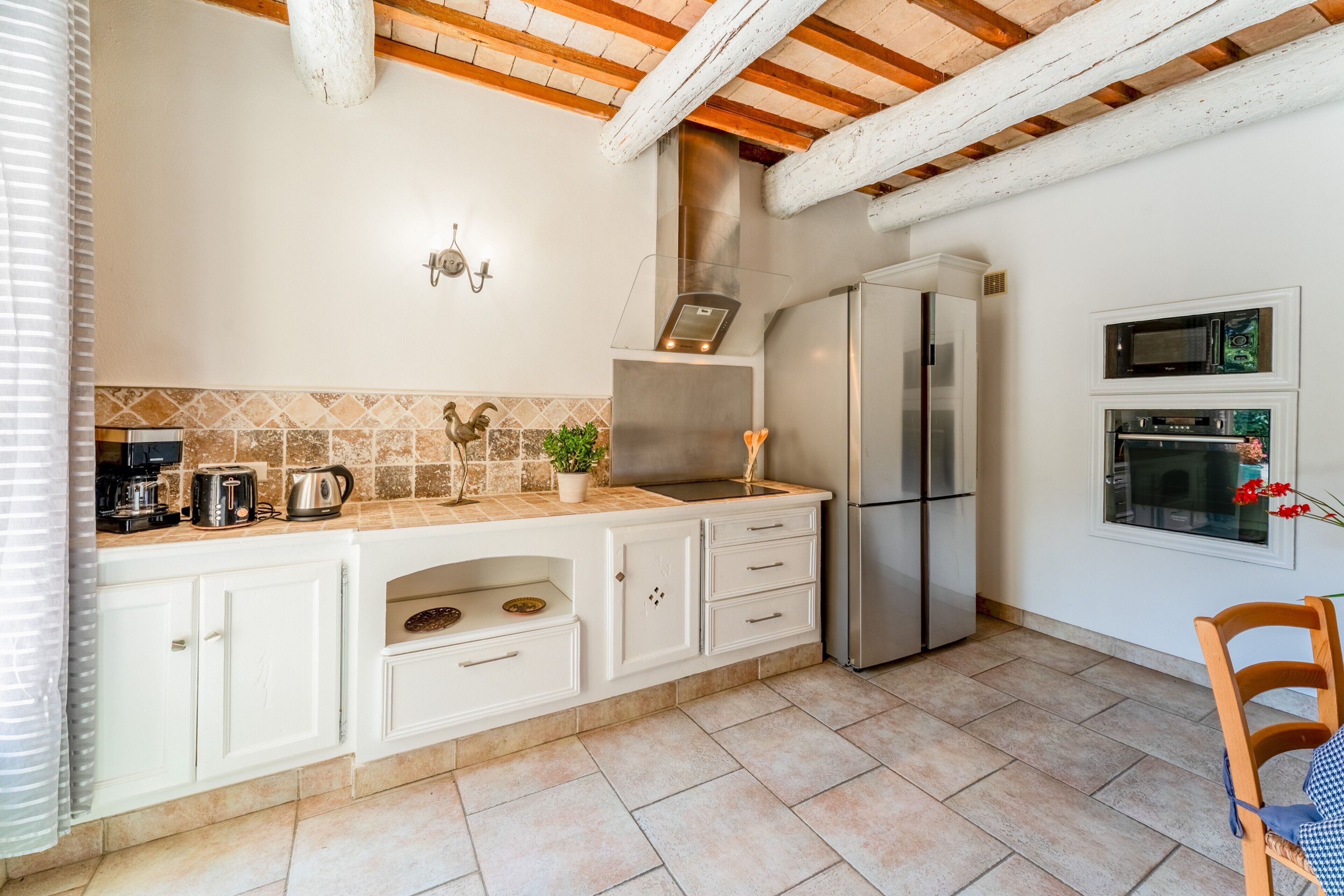 Kylskåp, mikrovågsugn, ugn och spishäll