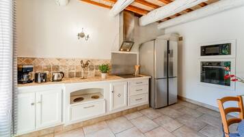 Kylskåp, mikrovågsugn, ugn och spishäll