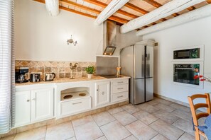 Fridge, microwave, oven, stovetop - Apartment 'La Velle' with Private Terrace, Private Garden, and Wi-Fi (Mornas)