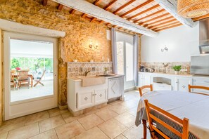 Kylskåp, mikrovågsugn, ugn och spishäll