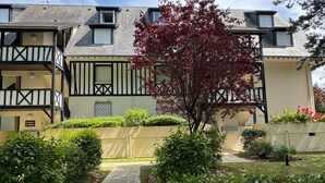 Un edificio residencial de estilo arquitectónico tradicional, que combina entramado de madera a la vista y paredes enlucidas.