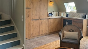 Una cocina moderna con armarios de madera, un lavamanos empotrado y una ventana sobre la encimera.