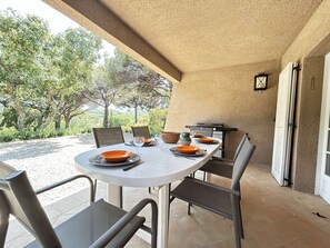 Outdoor dining - Mediterranean villa near beach and center in Sainte-Maxime (Sainte-Maxime)