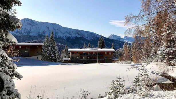 A lodge with a snow-covered landscape, a mountain backdrop, and a clear sky. - 2-Room Apartment Close to Slopes (Chamrousse)