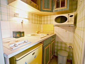 Kühlschrank, Mikrowelle, Wasserkocher mit Kaffee-/Teezubehör