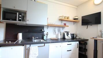 Een koelkast, een magnetron, een kookplaat, een vaatwasser