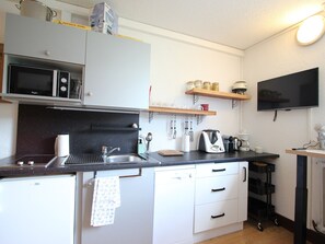 Réfrigérateur, micro-ondes, plaque de cuisson, lave-vaisselle