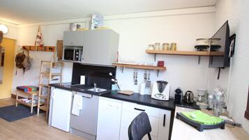 Een koelkast, een microgolfoven, een kookplaat, een vaatwasser