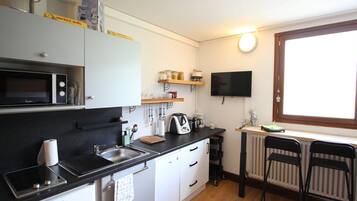 Een koelkast, een magnetron, een kookplaat, een vaatwasser